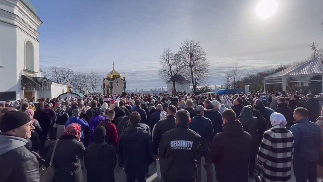Miles de creyentes asisten a la que podría ser la última misa en el Monasterio de las Cuevas de Kiev