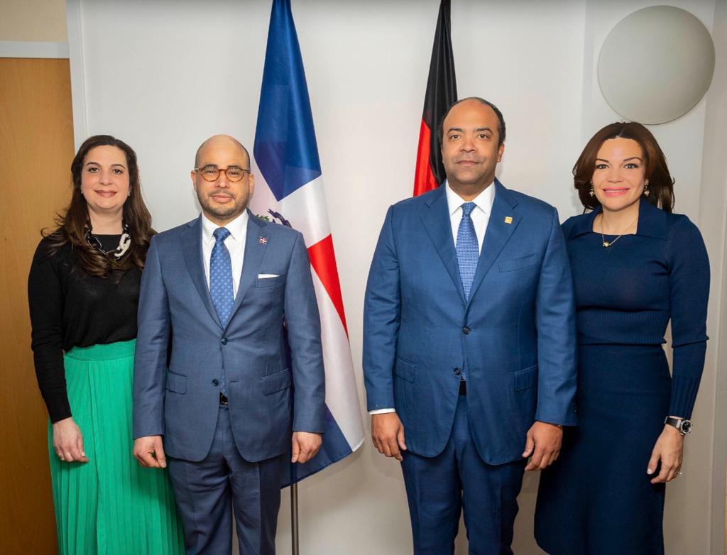 Banreservas dona exposición fotográfica a embajada dominicana en Alemania