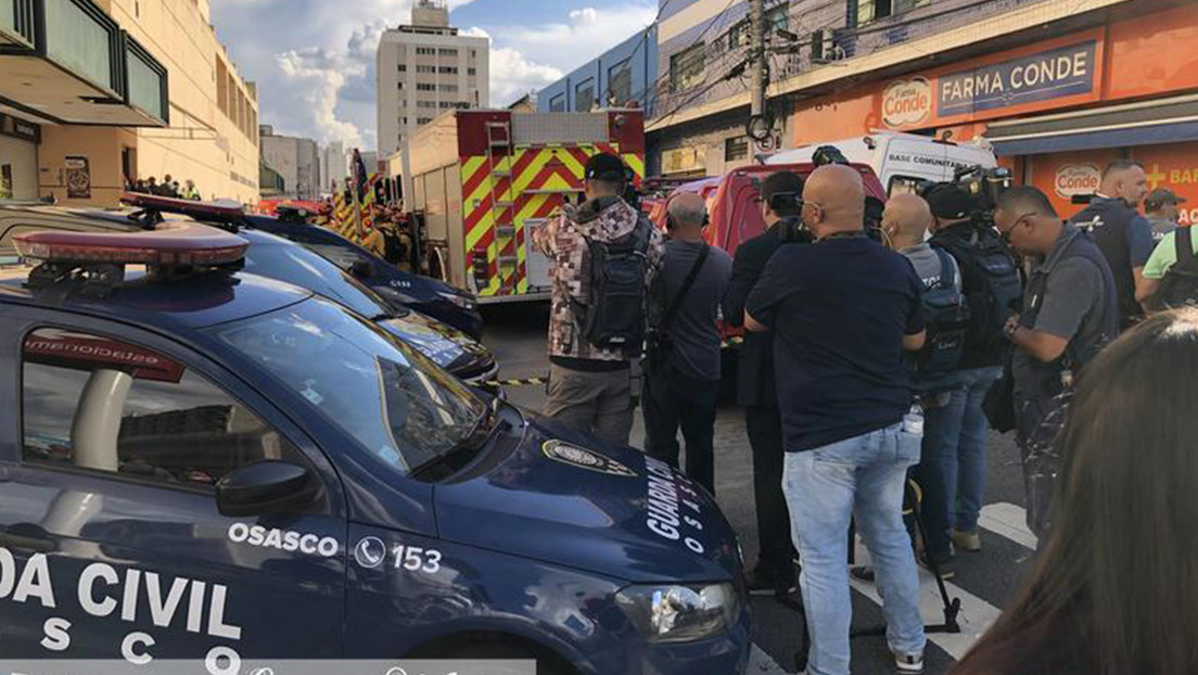 Se desploma el estacionamiento de un centro comercial y autos caen al patio de comidas