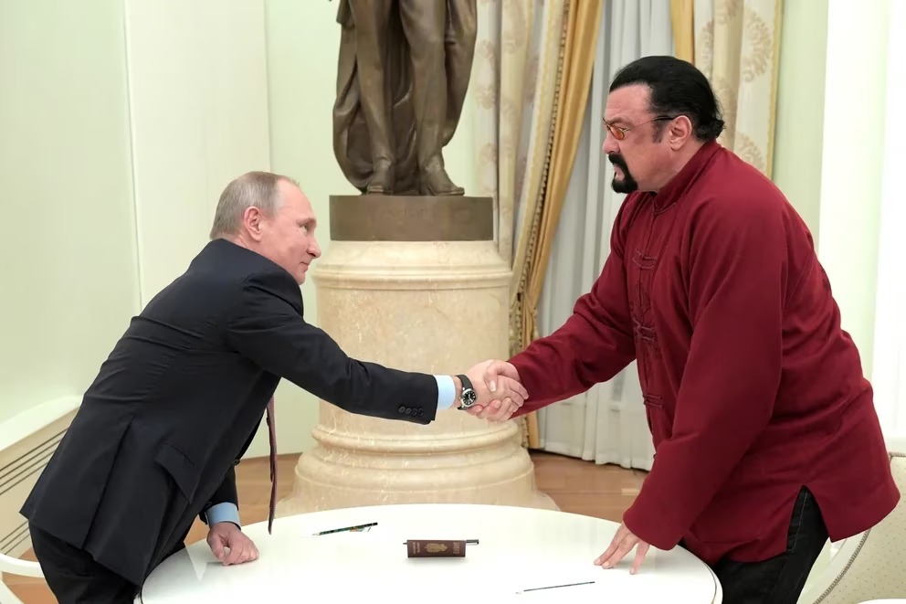 Vladimir Putin condecoró al actor estadounidense Steven Seagal