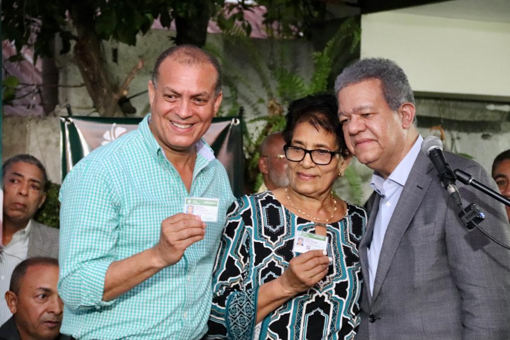 Leonel juramenta en la FP a un grupo de pastores evangélicos y al líder del PLD en Navarrete
