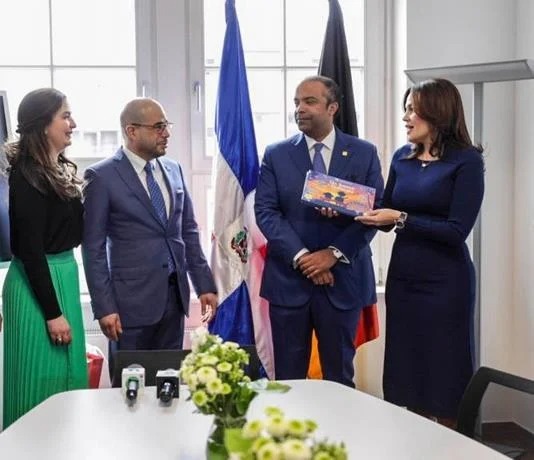 Banreservas entrega donación que hará historia en Berlín