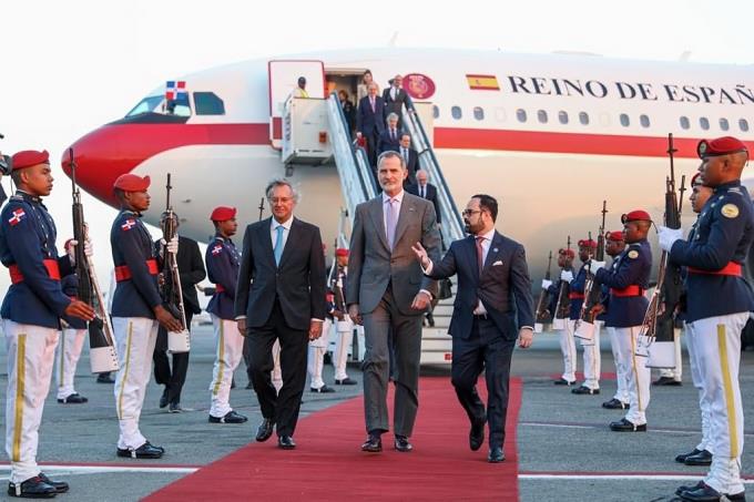 Empleado que rompió protocolo durante llegada de Felipe VI a República Dominicana no sabía que era el Rey de España