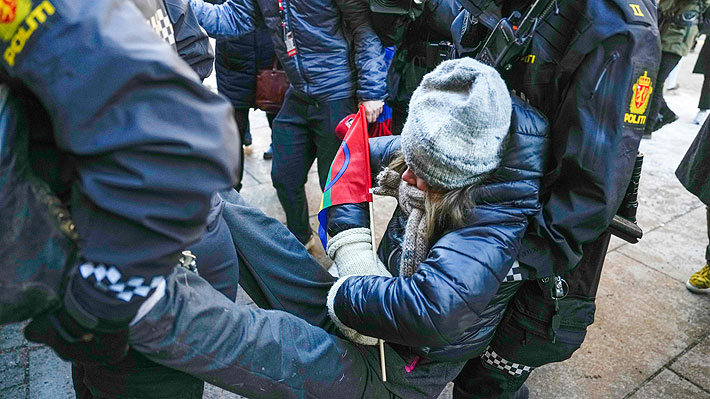 Greta Thunberg es desalojada en Noruega tras protesta por la instalación de un parque eólico en territorio indígena