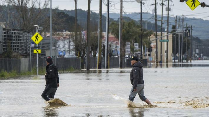 Serie de tormentas afectan a California: Hay al menos dos muertos y miles de personas tuvieron que evacuar