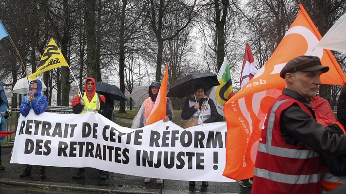 Senado francés aprueba polémica reforma previsional impulsada por Macron que retrasa la edad de jubilación