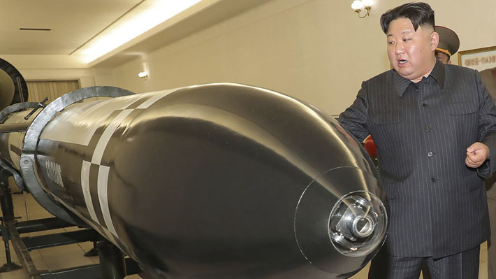 Kim Jong-un insta a aumentar producción de "materiales nucleares" para construir armas "más poderosas"