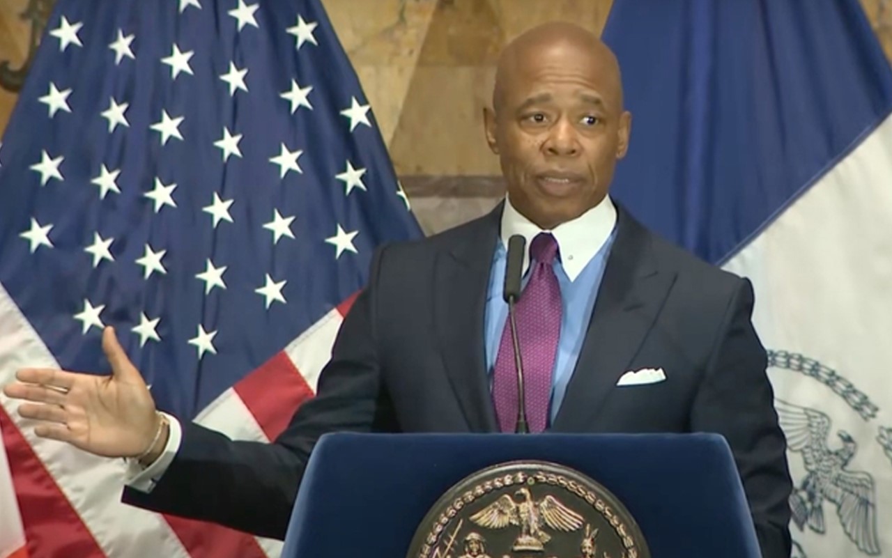 Alcalde de Nueva York  advierte no romperá concordato con iglesias porque el estado es el cuerpo y  la iglesia  el corazón Miguel Cruz Tejada NUEVA YORK._ El alcalde de la ciudad, Eric Adams, advirtió ayer martes durante una reunión con grupos religiosos que no romperá el concordato con las iglesias, porque el estado es el cuerpo y la iglesia el corazón. El ejecutivo municipal de militancia cristiana  explicó que si se saca el corazón del cuerpo, el cuerpo muere. La advertencia de Adams provocó las críticas de representantes de grupos de izquierda y dirigentes demócratas que estaban  en evento reaccionando iracundos por las declaraciones del alcalde. Un concordato es un tipo de acuerdo entre la Santa Sede como representante de la iglesia católica y un estado para regular las relaciones entre ellos, en materias de mutuo interés, teniendo la categoría jurídica de Tratado Internacional. Esos acuerdos establecen un marco básico de acción entre estado e iglesia en materias legales, jurídicas, culturales y económicas. Además de la iglesia católica también se aplica a otras sectas siempre que lo hayan firmado. Adams condenó la separación de la iglesia y el estado, elogiando que se siga orando en las escuelas. El alcalde, que anteriormente no había ocultado sus valores religiosos personales, hizo la exposición en el evento  “Para una Gran Manzana Más Espiritual” en un desayuno anual de líderes religiosos en la sede principal de la Biblioteca Pública en Manhattan. "No me hables de la separación de la iglesia y el estado. El estado es el cuerpo. La iglesia es el corazón. Sacas el corazón del cuerpo, el cuerpo muere", añadió Adams. "No puedo separar mi creencia porque soy un funcionario electo. Cuando camino, camino con Dios. Cuando hablo, hablo con Dios. Cuando pongo en marcha políticas, las pongo con un enfoque divino hacia ellas. Eso es lo que soy", precisó el alcalde. Le dijo a la audiencia que la falta de fe puede vincularse a todo, desde la falta de vivienda hasta la violencia doméstica y las armas en las escuelas. "Cuando sacamos las oraciones de las escuelas, las armas entraron a las escuelas", expresó. La Declaración de Derechos que garantiza la separación de la iglesia y el estado y exigía la oración en las escuelas públicas fue prohibido en 1962. Los comentarios de Adams fueron inmediatamente criticados por algunos activistas de  libertades civiles. "Para que nuestro Gobierno realmente nos represente, no debe favorecer ninguna creencia sobre otra, incluida la no creencia", dijo en su cuenta twitter  la Unión de Libertades Civiles de Nueva York (NYCLU) que también emitió  un comunicado de prensa criticando al alcalde. "En asuntos de fe, el alcalde tiene derecho a sus propias creencias. En cuanto a la Constitución, debe mantener su juramento", agrega NYCLU. La presidenta de esa organización, abogada  Donna Lieberman, agregó en la declaración que  es extraño que el alcalde Adams necesite un curso de actualización sobre la Primera Enmienda de la constitución de Estados Unidos que establece la libertad de credos. "Después de todo, ha jurado defender la constitución más de una vez, primero como oficial de la policía, luego como representante estatal y el año pasado al convertirse en alcalde", dijo la activista. Naomi Paiss, ex directora de Americans United for Separation of Church and State (Americanos Unidos por la Separación de la Iglesia y el Estado), también se pronunció en twitter diciendo que  "demasiado para los alcaldes de ciudades azules que defienden un principio fundamental de la sociedad estadounidense". Adams respondió que es una tragedia shakesperiana cuando los residentes de la ciudad no exploran y aprecian a Nueva York. "Cuando entro en un templo sij o me siento en una sucá o voy a una celebración de Diwali, ¿sabes cuántas personas en esta ciudad nunca han abandonado los límites geográficos del vecindario en el que viven y los límites geográficos de su mentalidad?", señaló Adams en referencia a su participación en eventos de diferentes sectas religiosas. "Solo conocen a personas que se parecen a ellos, hablan como ellos, comen la misma comida, hacen las mismas cosas. Esa es una tragedia de Shakespeare y una teoría anti Cristóbal Colón, creer que si dejas tu proceso de pensamiento intelectual, te vas a caer de algún tipo de globo o planeta. "No, expande la belleza de esta diversidad", indicó el alcalde. .......... PIE DE FOTO NUEVA YORK._  El alcalde Eric Adams advirtió ayer martes que no romperá el concordato con las iglesias. (Foto Oficina de Prensa Alcaldía NYC). ....... Comediante dominicano buscado por balear hombre en el Metro es un ex pandillero con arrestos previos Miguel Cruz Tejada NUEVA YORK._ El comediante dominicano residente en Brooklyn, Marcos Cofresi (Leo y Leonardo), de 30 años de edad es un ex pandillero que tuvo arrestos previos por posesión criminal de marihuana y saltarse las entradas de trenes para evadir el pago del pasaje, según revela su récord judicial. El cómico, que se ha estado presentado en clubes de comedias en el Bajo Manhattan y es miembro del grupo de comediantes “Stand Up”, estaba siendo anunciado para debutar a comienzos de este marzo en uno de los teatros de ese género en Times Square, “LOL Comedy Lounge” en la calle 46 Oeste. Fue entrevistado recientemente en el popular programa de HBO Max “Game Theory” (Teorías del Juego) en HBO Max conducido por el periodista y comentarista deportivo Bomani Jones, ganador de un premio Emmy, pero después que la policía lo identificó fue retirado del cartel del teatro. “Leo Cofresi es un ex pandillero dominicano. En el escenario tiene un estilo de abogado del Diablo con chistes tontos y observacionales”, dice la promoción de sus presentaciones en el club de comediantes. Cofresi también forma parte del grupo de comediantes  “Front Street Tap Room” con presentaciones en diferentes clubes de Nueva York y otros estados. Es acusado de balear a la víctima, no identificada en medio de una discusión cuyos motivos se desconocen, impactando al hombre con dos balas, en el estómago y el antebrazo,  el 28 de enero 2023. La línea de búsqueda del Departamento de Policía de Nueva York (NYPD) ha fijado una recompensa de $3,500 dólares por información sobre su paradero. La policía dice que  Cofresi fue el presunto pistolero involucrado en el tiroteo en el tren N que tuvo lugar hace un mes cuando le disparó a un hombre de 34 años en el estómago y el antebrazo mientras discutían viajando en dirección sur. La policía confirmó que el comediante andaba  con una amiga la noche del tiroteo, y él y la mujer  tuvieron  la pelea con la víctima  a la 1:00 de la madrugada el 28 de enero. La discusión se tornó violenta y cuando el tren se detuvo en la calle Canal y la avenida  Broadway en el Barrio Chino, Cofresi disparó dos rondas de balas al hombre que fue ingresado en el Hospital Bellevue en condición estable. A Cofresi le gusta hablar sobre el crimen y los policías en sus actuaciones. En agosto, Cofresi actuó en el Front Street Tap Room en Fargo, Dakota del Norte, como parte de una gira  de la compañía  "NYC Friends". A principios de este mes, la policía de Nueva York buscó la ayuda del público para encontrar al sospechoso, y no fue para obtener su autógrafo. El pistolero, visto con una polaina blanca con una calavera, huyó con la mujer cuando el tren se detuvo en la estación, dijeron los policías. "Es un comediante buscado por un tiroteo. Hubo un bache. Marcos saca un arma", dijo el viernes el jefe de detectives del NYPD, James Essig. Cofresi mide aproximadamente 5 pies 10 y también fue visto usando una chaqueta de color oscuro con "Nueva York" escrito en la parte delantera, pantalones de chándal de color oscuro, zapatillas grises y una gorra de béisbol de los "Yankees de Nueva York", describió la policía.