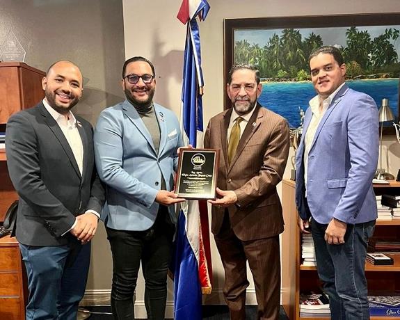 Un reconocimiemto para Elegio Jacquez cónsul en Nueva York