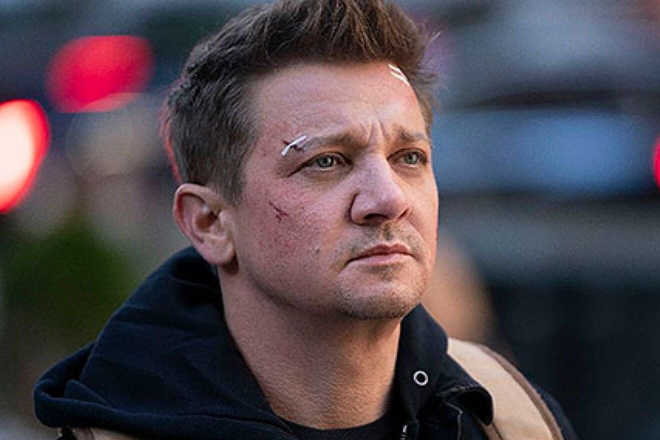 Jeremy Renner visita al personal del hospital que le “salvó la vida”