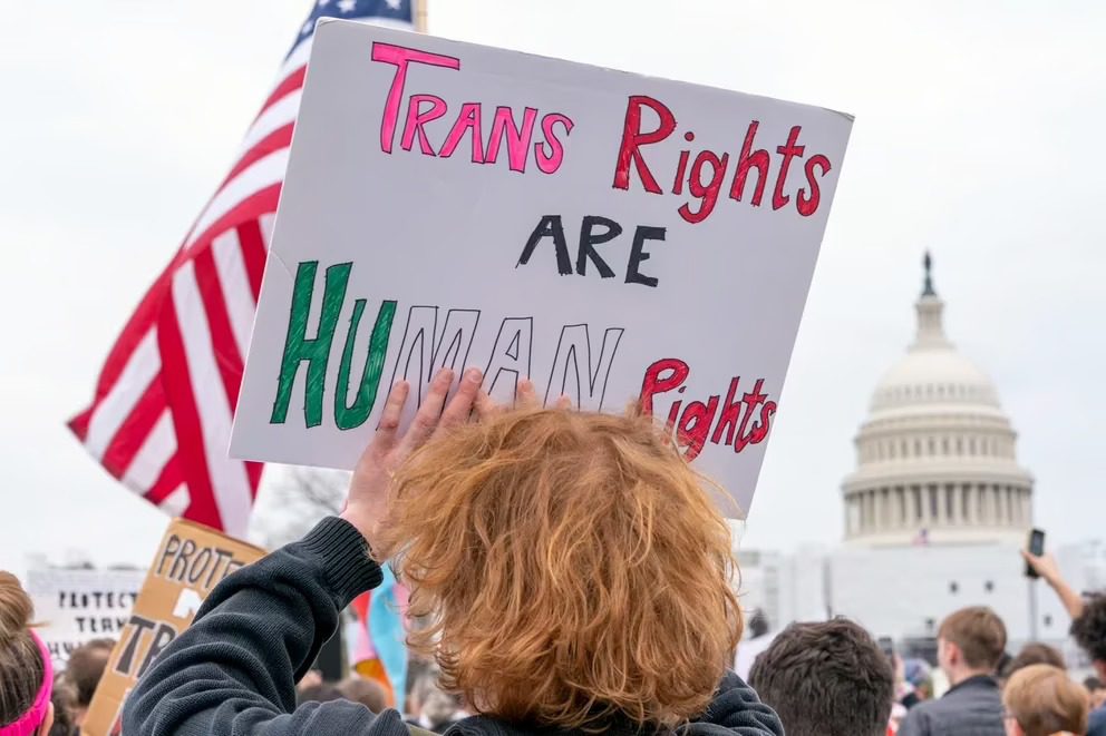 La Cámara de Representantes de EEUU aprobó un proyecto que impediría que atletas trans participen en equipos femeninos