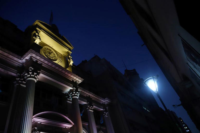 Banco central argentina anota mayor pérdida mensual de reservas desde octubre 2019