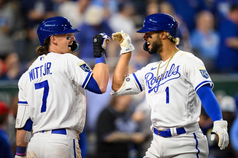 Reales ganan por primera vez al vencer 9-5 a Azulejos