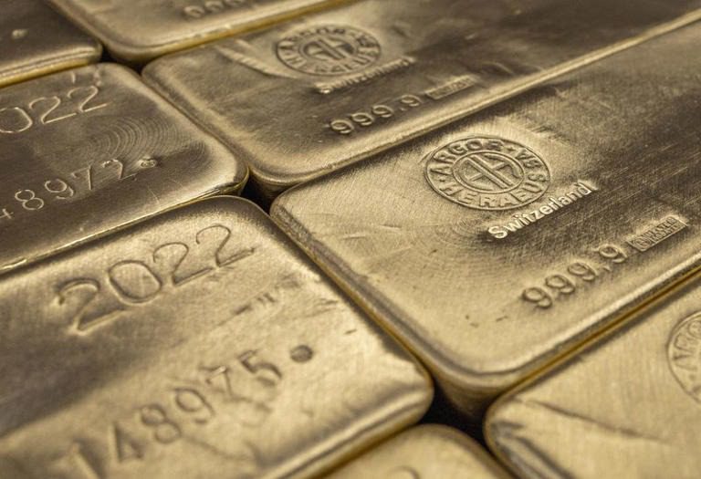 El oro retrocede pero anota avance semanal ante preocupación por la economía