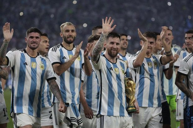 Ranking FIFA: Argentina ascendió al primer lugar y Uruguay se mantuvo en el 16º