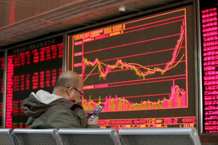 LONDRES, 6 abr (Reuters) - Los inversores que apostaron por las acciones y los bonos chinos impulsaron los flujos de carteras de los mercados emergentes por tercer mes consecutivo en marzo, mostraron el jueves los datos del Instituto de Finanzas Internacionales (IIF). FOTO DE ARCHIVO: Un inversor mira su teléfono móvil frente a un tablero que muestra información bursátil en una oficina de corretaje en Pekín FOTO DE ARCHIVO: Un inversor mira su teléfono móvil frente a un tablero que muestra información bursátil en una oficina de corretaje en Pekín © Thomson Reuters En general, los inversores invirtieron 9.400 millones de dólares en mercados emergentes, incluidos 6.800 millones de dólares en acciones y 2.600 millones de dólares en títulos de deuda. La cifra mensual combinada, si bien es positiva, es la más baja del 2023, lo que muestra un entusiasmo cada vez menor por las inversiones en los mercados emergentes a medida que los aumentos de las tasas de interés de los bancos centrales en el mundo incrementan los costos de financiamiento de la deuda. Los flujos hacia las acciones chinas se duplicaron con creces desde febrero a 7.200 millones de dólares, lo que elevó la inversión total en acciones chinas este año a 30.000 millones de dólares, ya que la eliminación de las restricciones por el COVID-19 sigue impulsando los mercados. El dinero destinado a la deuda china también aumentó, a 3.000 millones de dólares, desde 800 millones de dólares de febrero. Pero los mercados emergentes fuera de China vieron salidas de 500 millones de dólares de acciones y 400 millones de dólares de bonos. "Los mercados han comenzado a adoptar un enfoque más cauteloso hacia los activos de los mercados en desarrollo a medida que se desvanece un repunte de inicios de año y aparece un aterrizaje suave para la economía global", dijo el economista del IIF, Jonathan Fortun, en un comunicado. "Vemos un efecto de desplazamiento de la deuda de los mercados emergentes, con rendimientos jugosos disponibles en mercados más maduros, el incentivo es menor para que los inversores asuman un riesgo adicional", agregó.