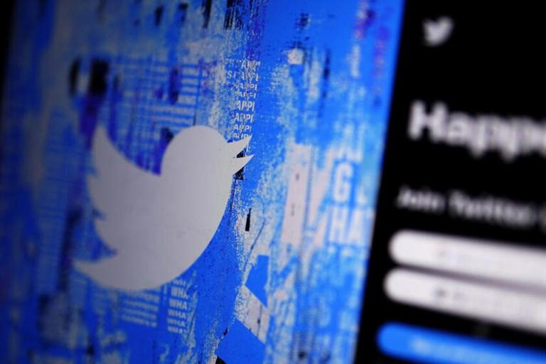 Twitter empieza a retirar marcas azules de cuentas
