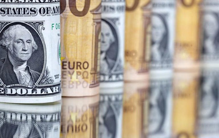 Dólar cae por débiles datos económicos en EEUU que presagian una recesión