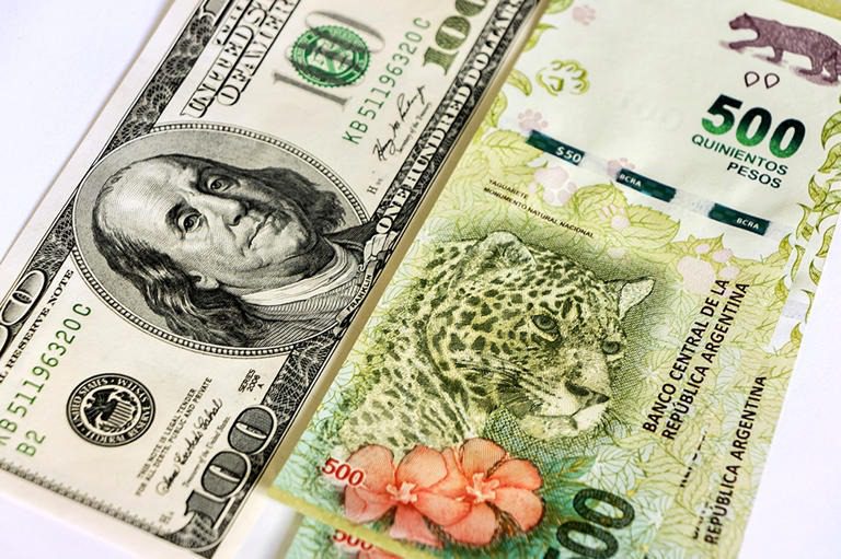 Qué es el "dólar blue" y por qué su valor sacude la economía y la política de Argentina