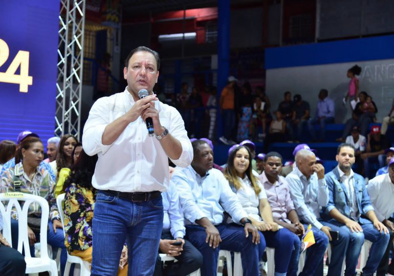Abel Martínez: “El gobierno habla más que los pericos y trabaja menos que el oso perezoso”