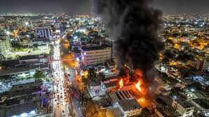 Colapsa tienda de aires acondicionados en la 27 de Febrero a causa de incendio