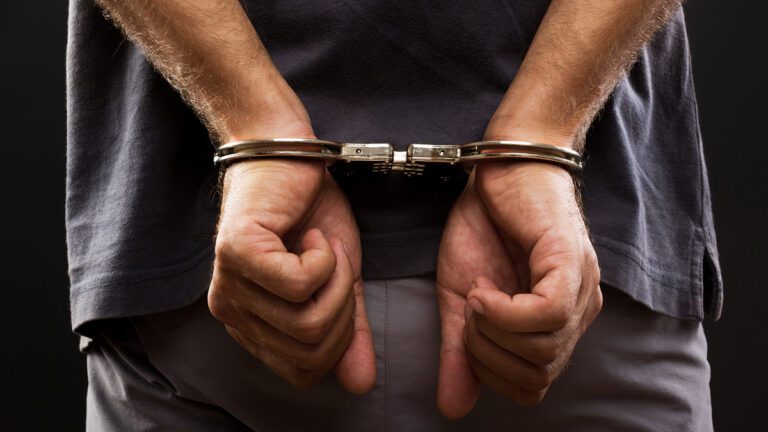Apresan profesor por supuesto comportamiento sexual inapropiado con dos alumnas menores