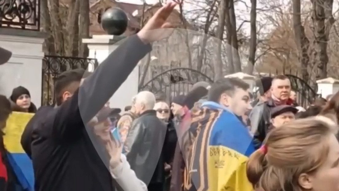 Activista hace el saludo nazi frente a una catedral de la Iglesia ortodoxa canónica ucraniana