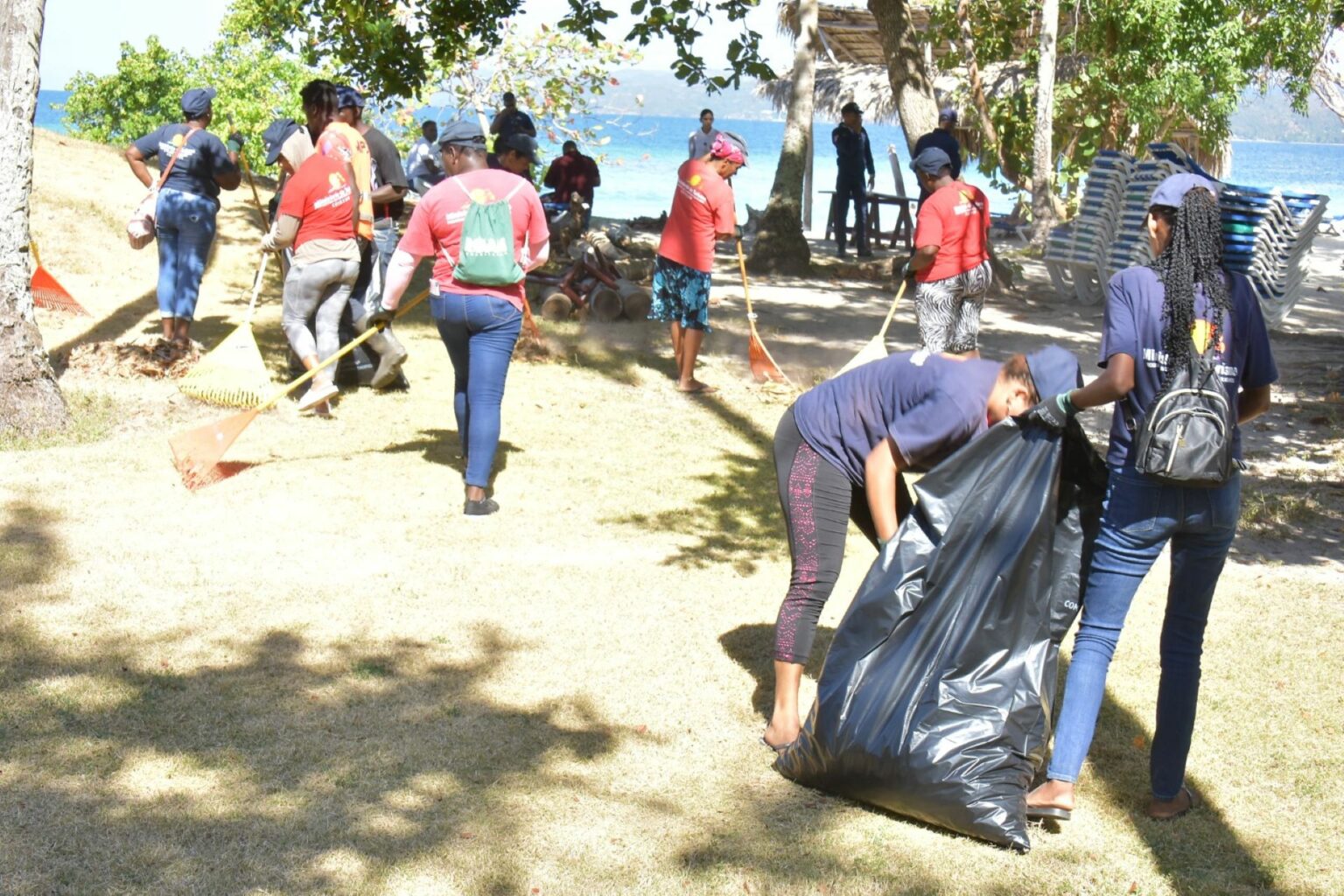 Mitur y comunitarios inician amplio operativo de limpieza de playas en Cayo Levantado, Samaná