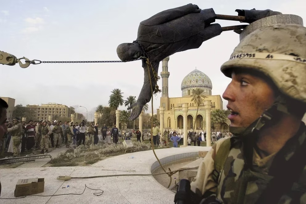 El tío se quedó con los pantalones bajos: cómo cayó la estatua y el régimen de Saddam Hussein