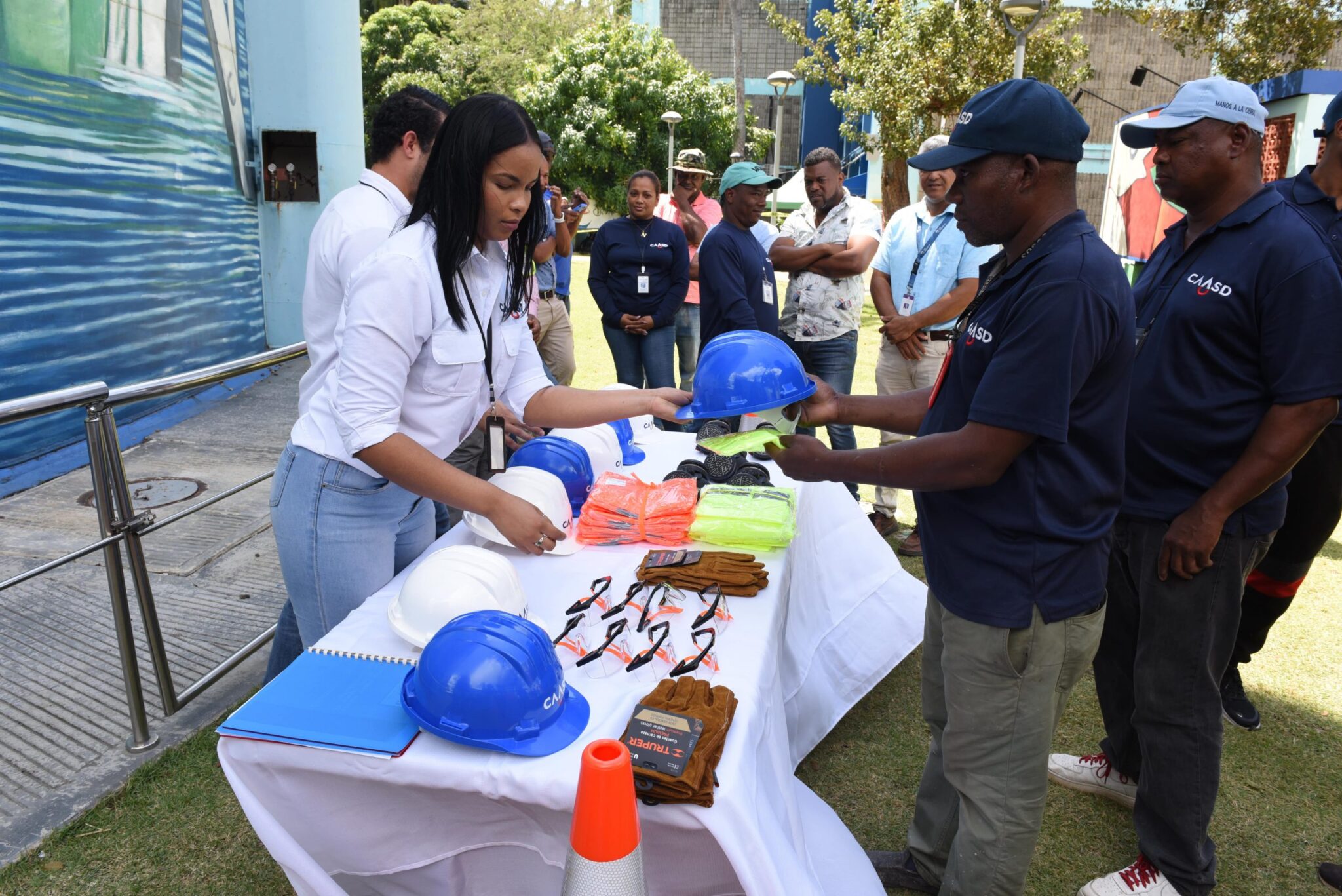 Colaboradores CAASD reciben equipos para protección personal