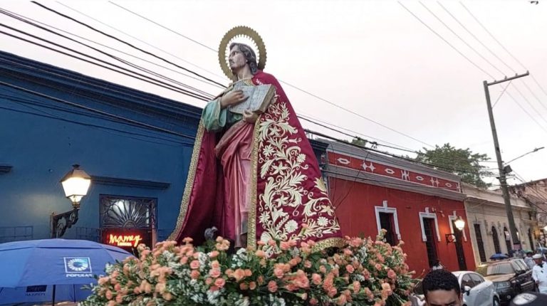 Católicos realizan procesión por Semana Santa en la Zona Colonial