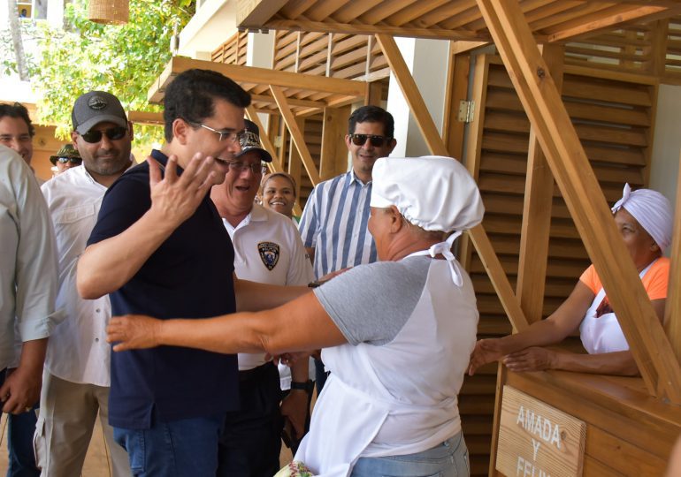 Ministro Collado realiza recorrido en las playas por Semana Santa 2023