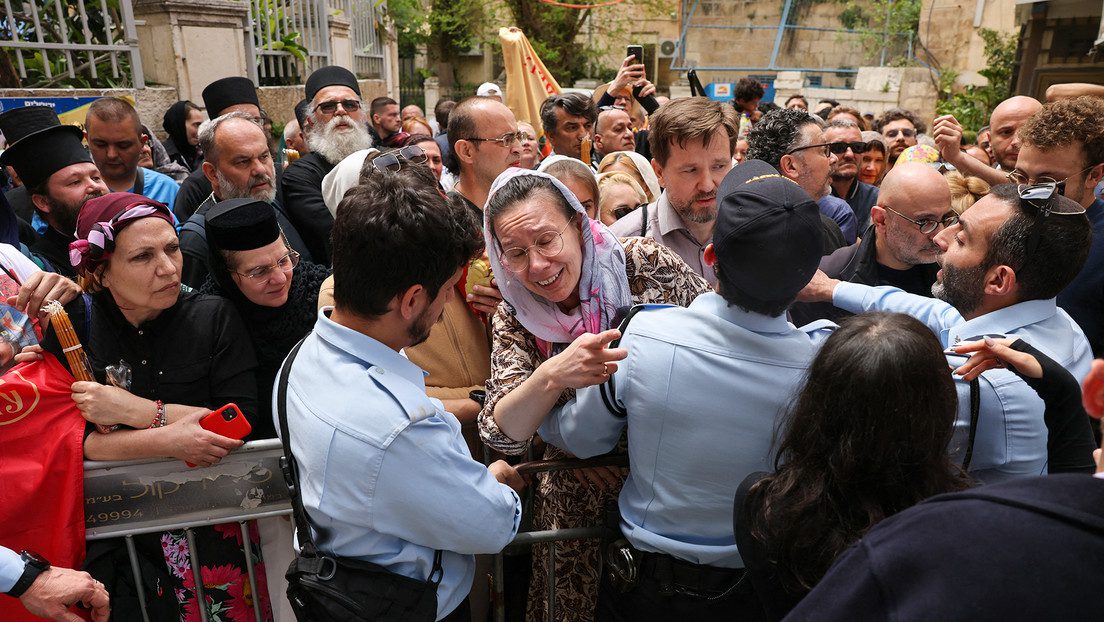 Choques entre cristianos y la Policía israelí en Jerusalén en la víspera de la Pascua ortodoxa