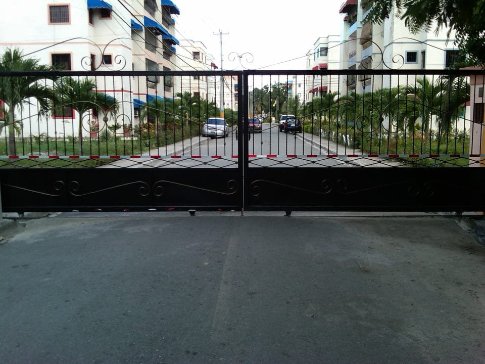 Residentes en Villa Progreso del Este piden destituir consejo y administrador de Edeeste por apagones