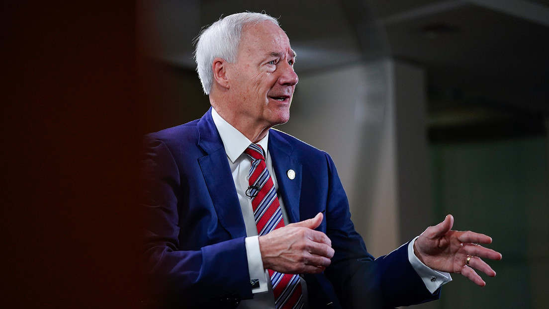 Exgobernador de Arkansas anuncia que se presentará a la carrera presidencial de 2024