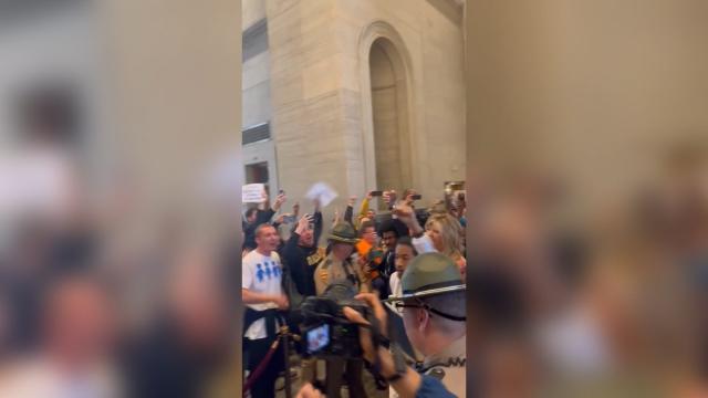 Expulsan a dos legisladores en EE.UU. tras protestar por el control de armas en la Cámara Baja