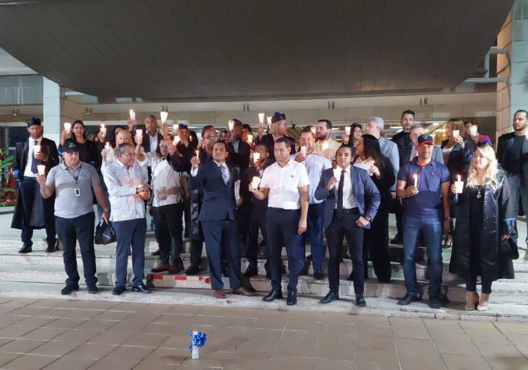 Fiscalizadores realizan encendido de velas en rechazo a llamado a concurso