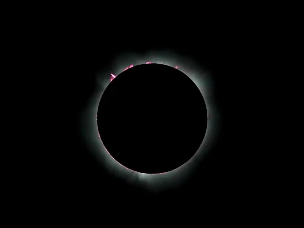Un eclipse solar híbrido transformó el cielo de Australia durante un minuto y cautivó a más de 20.000 espectadores