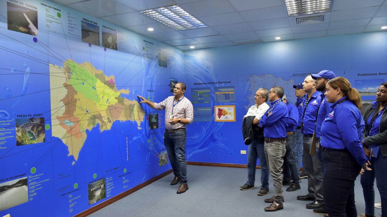 INDRHI recibe a directivos de Tecnificación Nacional de Riego en su Sala del Agua