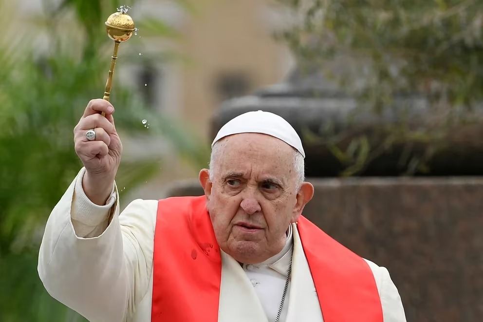 El papa Francisco preside la misa del Domingo de Ramos desde la Plaza San Pedro en el Vaticano