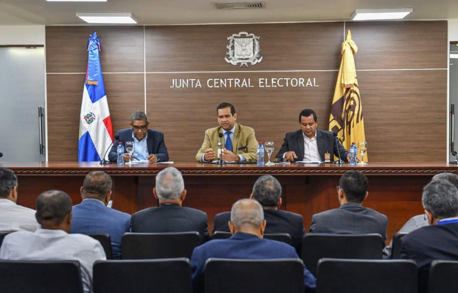 Recepción de equipos y materiales, agenda de la JCE en abril