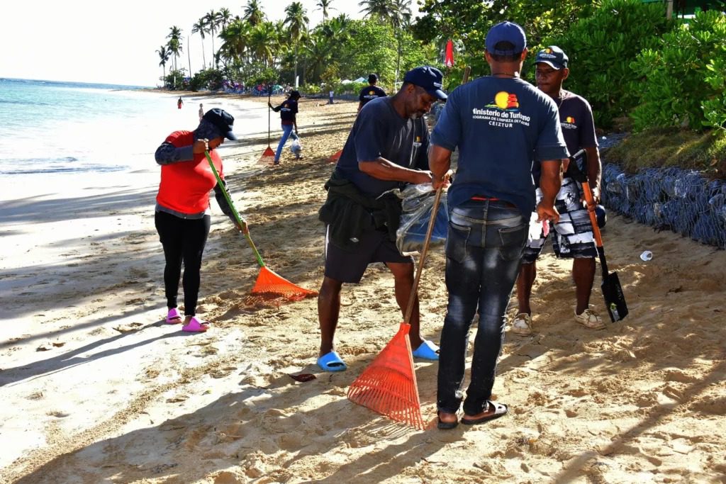 Turismo continuó este Domingo de Resurrección reforzamiento limpieza de playas por Semana Santa 2023