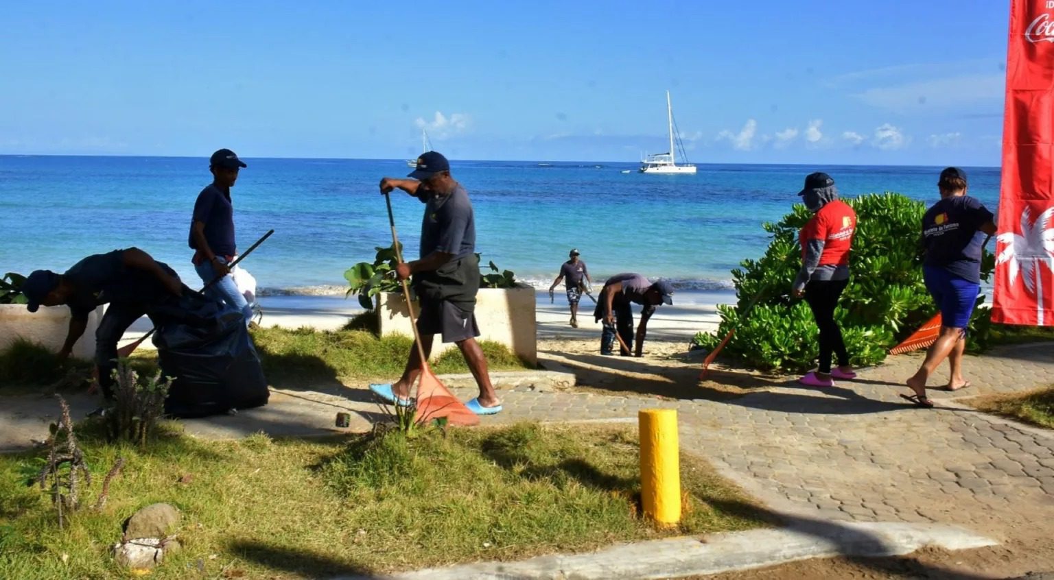 Turismo continuó este Domingo de Resurrección reforzamiento limpieza de playas por Semana Santa 2023