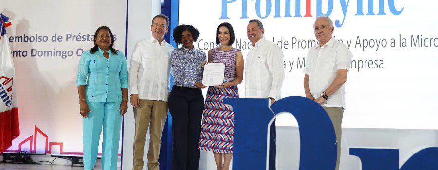 Ministro entrega préstamos PROMIPYME por más de RD$ 470 millones en Santo Domingo Oeste