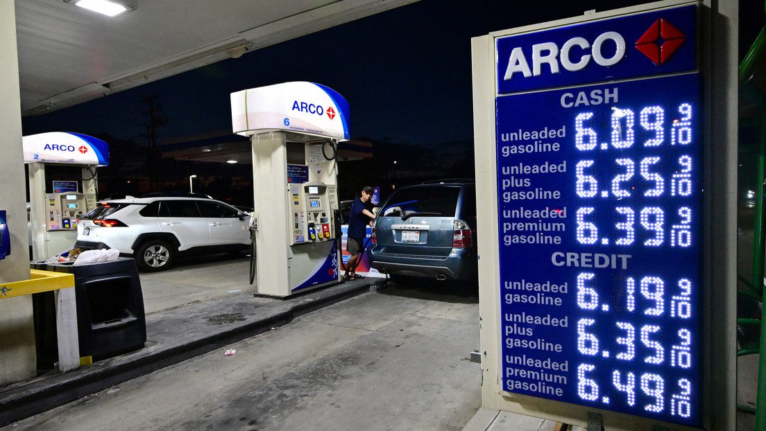 Multitud saquea una tienda en una gasolinera de EE.UU.