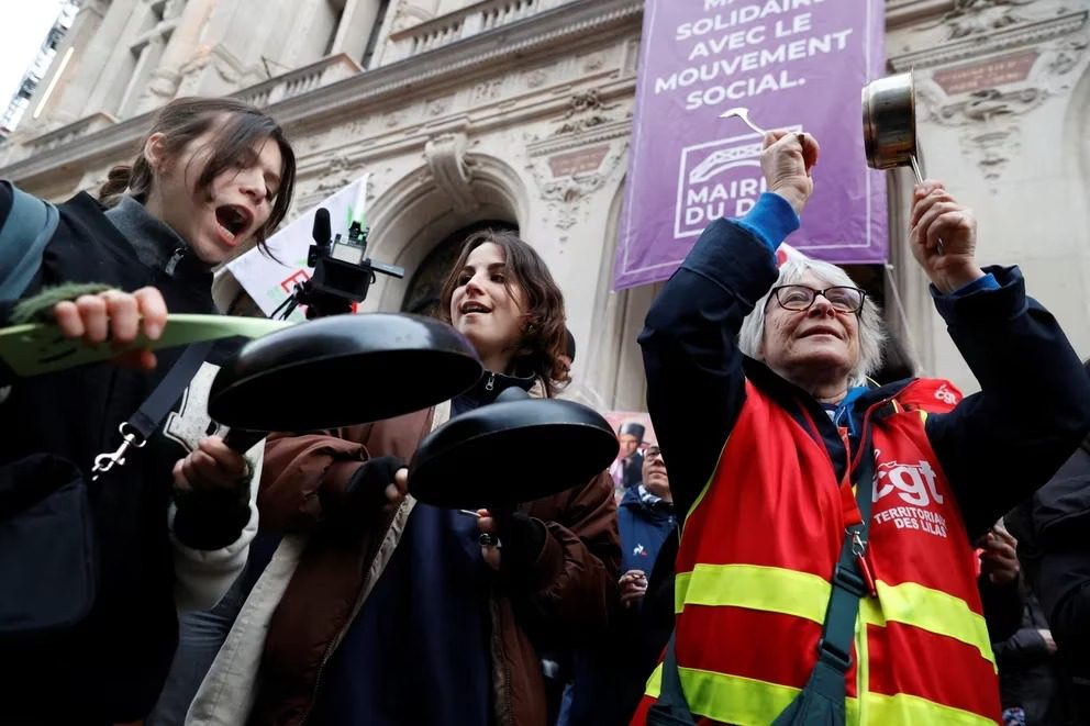 La detención de 13 sindicalistas, cacerolazos y disturbios agravan la crisis en Francia por la reforma de las pensiones