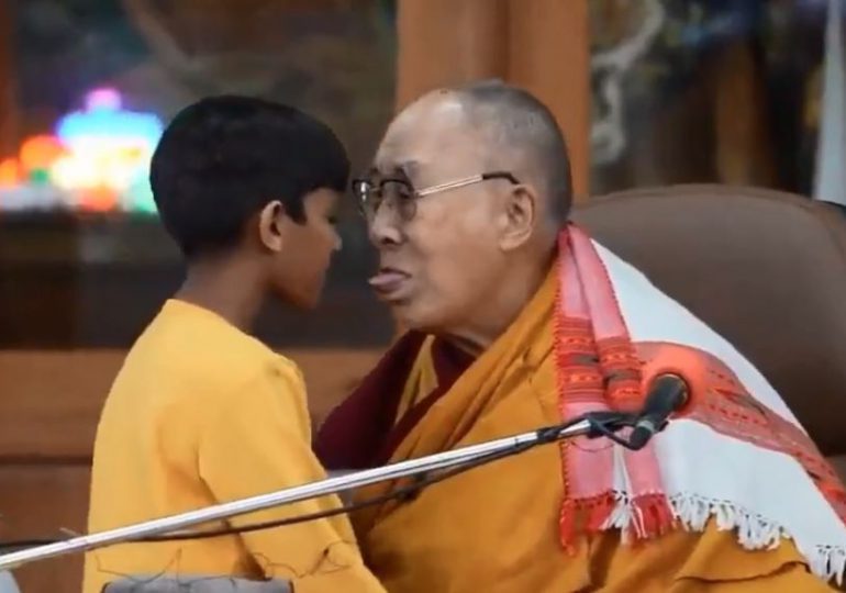 Exigen disculpas del Dalai Lama por besar a menor en la boca; El evento ocurrió en febrero