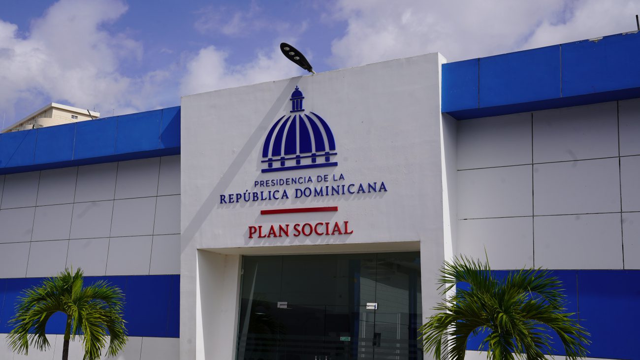 Plan de Asistencia Social de la Presidencia asiste familias afectadas por ventarrón en Las Charcas de Azua