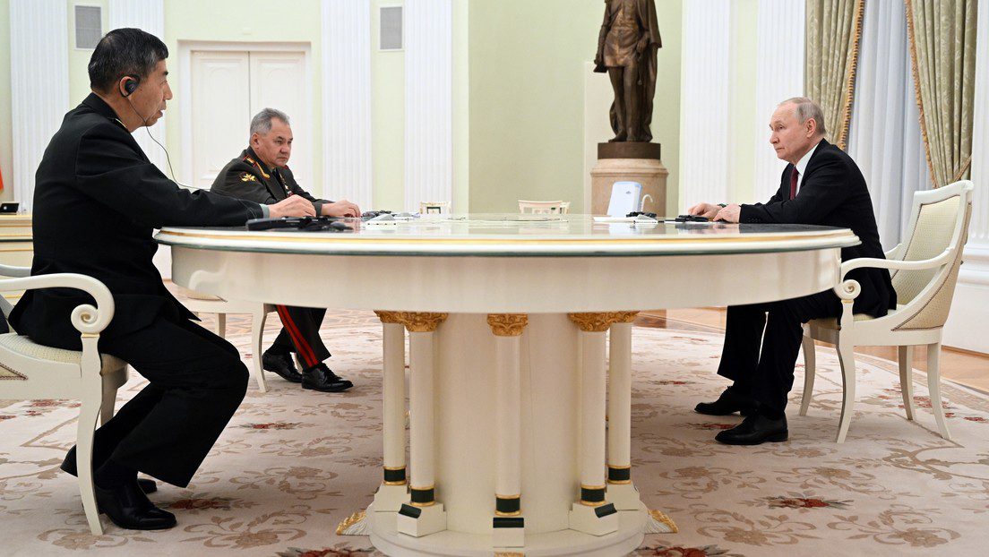 Putin mantiene una reunión de trabajo con el ministro de Defensa de China