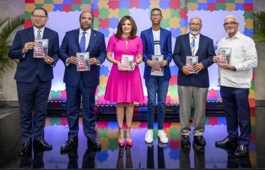 El Voluntariado Banreservas puso en circulación el libro “Un niño muy especial”, una obra que explica la cotidianidad de la vida de un niño con Trastorno del Espectro Autista (TEA), narrada por su abuelo. Noelia García de Pereyra, presidenta del Voluntariado, encabezó el acto que se realizó en el Club Banreservas, con motivo del Mes de la Concienciación Mundial Sobre el Autismo, con la presencia de Samuel Pereyra, administrador general de Banreservas. Al presentar el libro escrito por Juan de la Rosa Hidalgo, García de Pereyra dijo que la publicación de este volumen forma parte del trabajo que se lleva a cabo en el Voluntariado en favor de la salud y bienestar de la gente. Expandir imagenInfografía Portada del libro. (FUENTE EXTERNA) Lo que tienes que saber Recibe en tu correo las principales noticias del día. Introduce tu email Sostuvo que el organismo de solidaridad que dirige se ha dedicado de manera permanente a respaldar programas de inclusión social, de tal manera que niños, jóvenes y adultos en condiciones especiales han podido integrarse satisfactoriamente a una vida de mejor calidad, ingresando con éxito al mundo educativo, financiero y laboral. Resaltó que esta obra deja un gran mensaje “si percibimos a los demás con el mismo amor y consideración que nos tenemos nosotros mismos, independientemente del origen étnico, sexo, nacionalidad o religión, nos acercaremos cada vez más a ese ideal de justicia al que todos aspiramos, porque el otro también eres tú”. Para Juan de la Rosa Hidalgo ha sido una experiencia fascinante e invaluable el desarrollar el contenido del libro con su nieto Juan Isaac, quien es el protagonista. Refirió que “Un niño muy especial” es una historia de vida que refleja la experiencia de miles de personas de todas las edades y condiciones sociales, como son las víctimas de violencia de género, adultos mayores, mujeres que padecen cáncer de mama, atención destinada a la primera infancia y personas con déficits auditivos, entre otros. La publicación es una obra basada en vivencias de un niño, recopiladas durante poco más de 6 años por el abuelo y convertidas en relatos; de ahí pasa hacer una obra de dos autores. Refiriéndose a la responsabilidad como familia, De la Rosa Hidalgo expresó que los niños con TEA solo nos colocan el listón un poco más alto. “De nosotros va a depender asumir con entusiasmo y responsabilidad el rol que nos corresponde como familias en un contexto aún muy desfavorable”. Manifestó su agradecimiento al Voluntariado Banreservas, en especial a su presidenta Noelia Garcia de Pereyra, por su acogida al proyecto y por la oportunidad de elevar la voz, en el Mes de la Concienciación Mundial Sobre el Autismo. El psicólogo clínico y terapeuta familiar Luis Vergés, prologuista del libro, destacó que a pesar de que el autor revela que no es su intención publicar un tratado sobre autismo, en el libro se encuentra un compendio sobre las diferentes teorías, etiología y tratamiento del autismo. “Lo cierto es que (el autor) ha logrado una atractiva combinación de narrativa anecdótica con datos rigurosos, que bien podrían servir de plataforma para adentrarnos en la dinámica existencial de un niño o niña con autismo”, expresó Vergés. En la puesta de circulación, Vergés manifestó que la obra aporta de forma asequible y placentera, una narrativa a través de la cual, y de forma relajada se disfrute de los hijos e hijas, no importando su condición, dejando atrás los estereotipos y comprensión distorsionada que interrumpen y empañan la relación con ellos cuando tienen algún grado de discapacidad. También señaló que el libro está escrito con la seriedad de un activista en favor de la salud mental, pero “sobre todo ¡con amor de abuelo! Y todo lo que hacemos con amor crece y florece”. La publicación de este volumen se corresponde con el compromiso del Voluntariado Banreservas de desarrollar y auspiciar programas solidaridad y compromiso social con los sectores menos favorecidos.